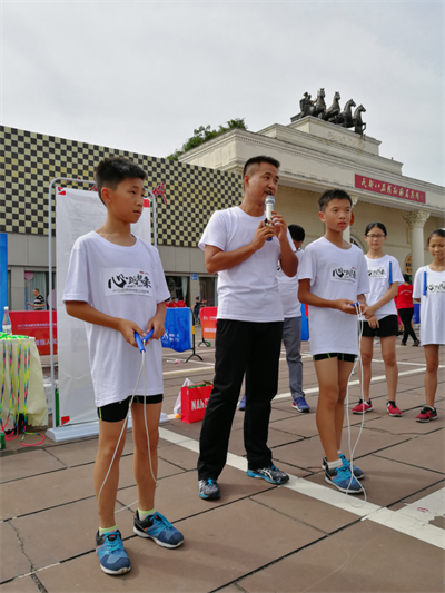 心跳不止！“殺刀”高手成都狂飆繩技
