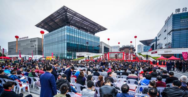 1跨頁設計第十三屆中國(東陽)木雕竹編工藝美術博覽會暨中國（東陽）木雕紅木產業發展大會在浙江東陽舉辦。.jpg