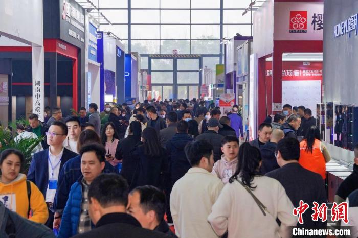 展會現(xiàn)場人氣旺盛?！≈鬓k方供圖